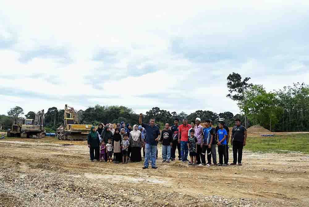 Sekumpulan penduduk di Kampung Jerai, Bukit Selambau dekat sini membantah projek menyedut pasir di kampung mereka yang didakwa mengancam keselamatan serta menjejaskan kelestarian alam sekitar di kawasan terbabit. Foto Bernama