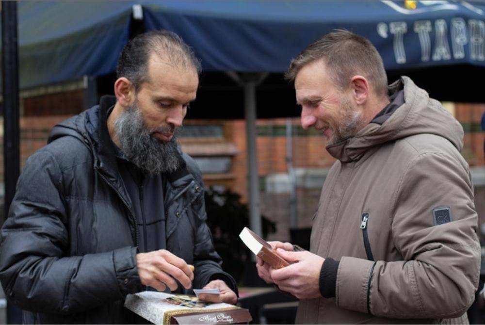 SALINAN al-Quran terjemahan bahasa Belanda diagihkan kepada orang ramai di sekitar Arnhem baru-baru ini bagi menepis persepsi buruk terhadap agama Islam. -Foto: Anadolu