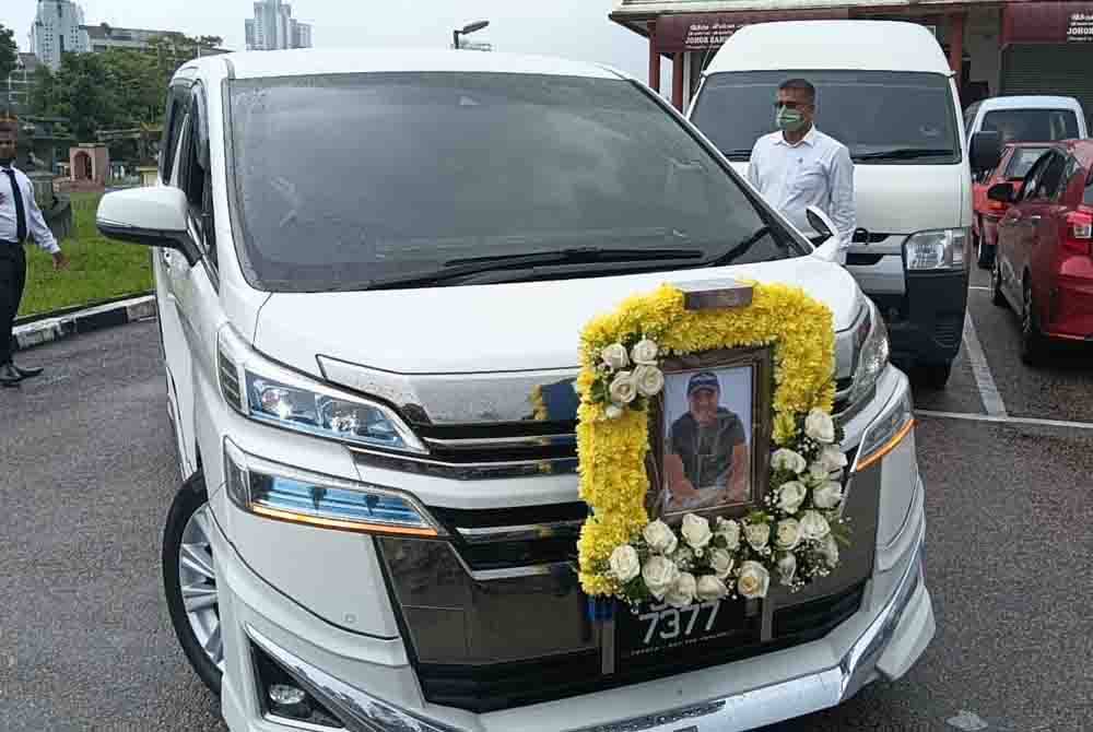 MPV membawa jasad Roshaan tiba di Krematorium Hindu Johor Bahru, Johor Bahru pada Khamis untuk upacara pembakaran mayat.