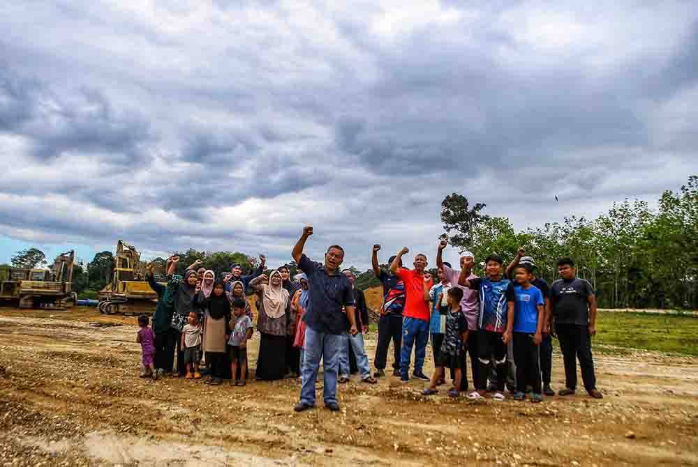 Abd Rais (tengah) bersama penduduk Kampung Jerai, Bukit Selambau membantah projek menyedut pasir di kampung mereka yang mengancam keselamatan dan kesihatan penduduk.