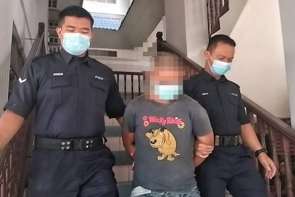 Tertuduh (tengah) dihukum penjara empat tahun dan satu sebatan selepas mengaku melakukan amang seksual fizikal terhadap anak saudaranya di Mahkamah Sesyen di Melaka pada Khamis.