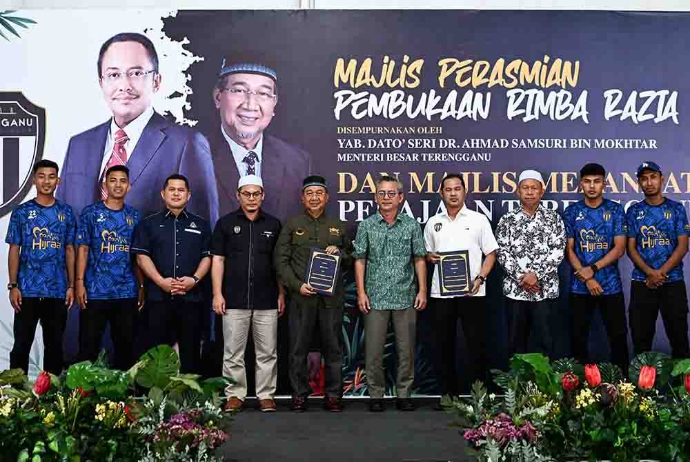 Pengerusi Jawatankuasa Pelancongan, Kebudayaan, Alam Sekitar dan Perubahan Iklim Datuk Razali Idris (lima dari kanan) menyaksikan pertukaran dokumen perjanjian antara Mohd Sabri (empat dari kanan) dengan Zakaria (lima dari kiri) pada Majlis Perasmian Pembukaan Rimba Razia dan Majlis Menandatangani Penajaan Terengganu FC di Rimba Razia, Kampung Dusun, hari ini. Foto Bernama