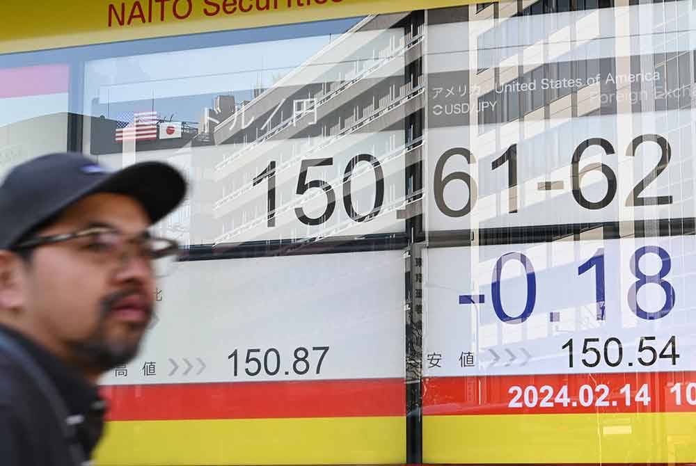 Papan elektronik yang menunjukkan kadar yen Jepun berbanding dolar AS di sepanjang jalan di Tokyo. - AFP