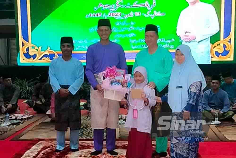 Mohd Fared (dua dari kanan) menyampaikan anugerah murid cemerlang TAJ di Stadium Arena Kompleks Sukan EduCity, pada Khamis.