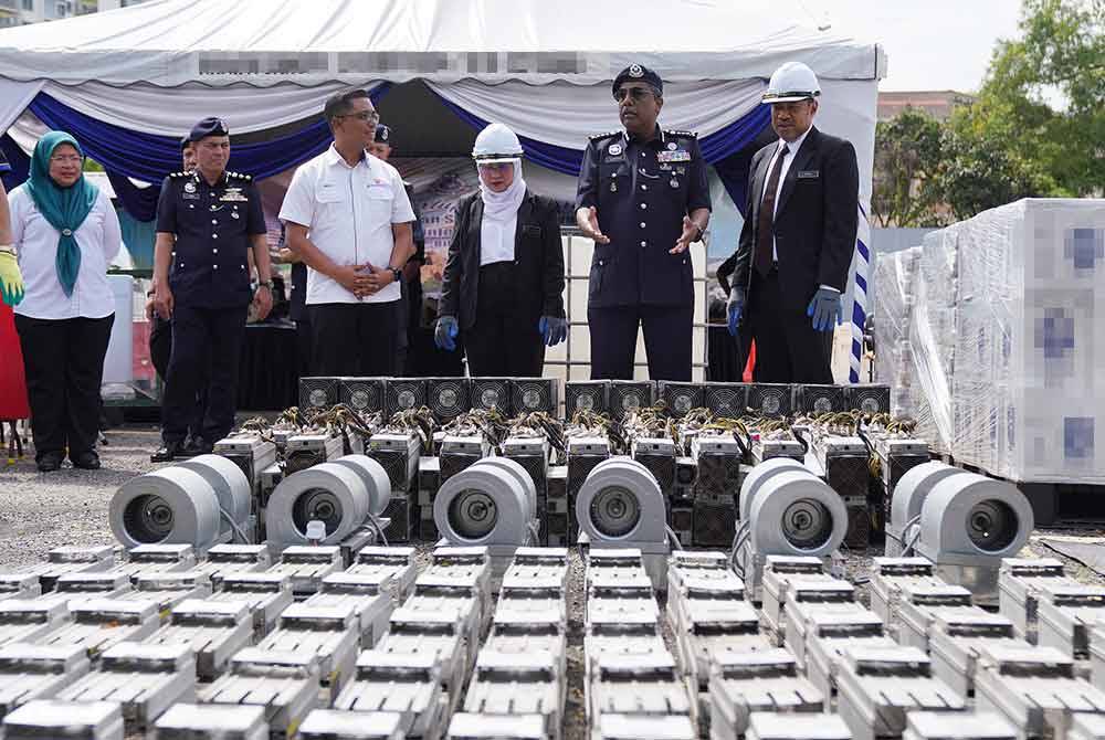 Allaudeen (dua dari kanan) melihat barang kes yang dilupuskan di Balai Polis Alam Damai pada Khamis. - FOTO Sinar Harian/ ROSLI TALIB.