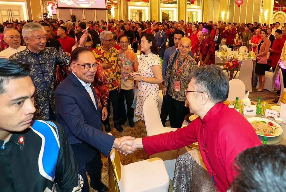 Anwar menghadiri Majlis Sambutan Tahun Baru Cina 2024 anjuran Gabungan Dewan Perniagaan dan Perindustrian Cina Malaysia di sebuah hotel di ibu kota hari ini. Foto Bernama