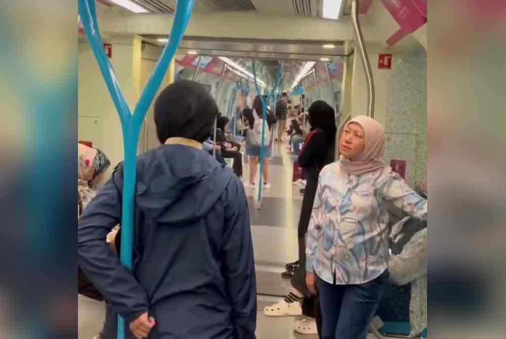 Nancy menggunakan MRT untuk ke pejabat pada pagi Khamis.