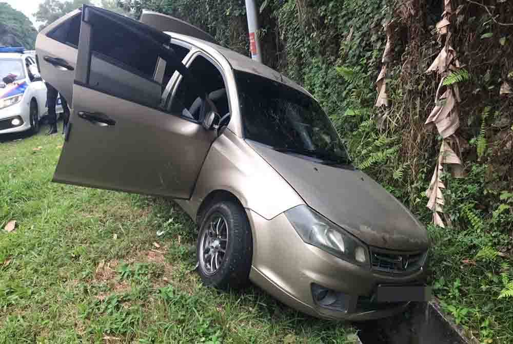 Seorang lelaki dipercayai penagih dadah bertindak memecut laju kereta jenis Proton Saga yang dipandunya sehingga terbabas di KM 7.6 Jalan Pedas-Kundur-Linggi pada Khamis sebaik menyedari diekori peronda polis.