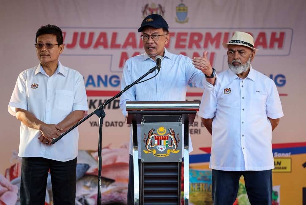 Perdana Menteri, Datuk Seri Anwar Ibrahim berucap pada Program Jualan Termurah Madani di Lembah Makanan, Bandar Perda pada Jumaat. Foto Bernama