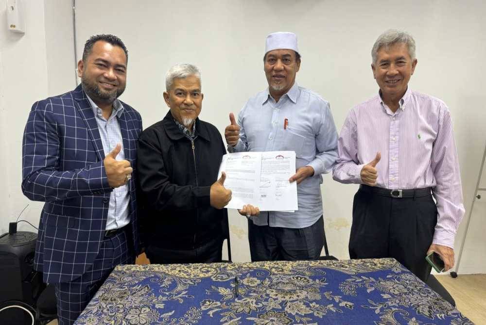 Zulkiffli (dua dari kiri) bersama Mohd Daud (dua dari kanan) selepas tandatangan memorandum persefahaman dalam usaha menawarkan kemudahan pembiayaan (pemfaktoran) yang mematuhi syariah.