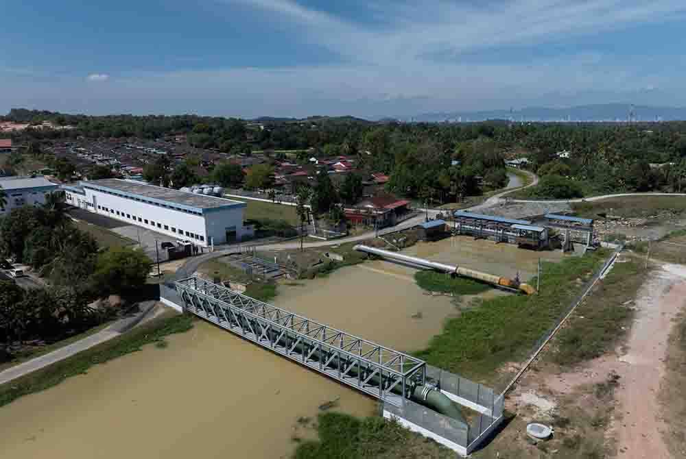 Projek Pembesaran Empangan Mengkuang Fasa 2B yang telah siap sepenuhnya diserahkan kepada kerajaan negeri pada Khamis.