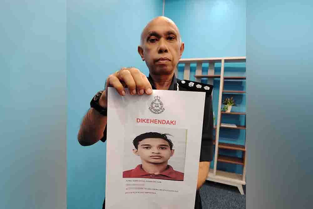 Ahmad Sukarno menunjukkan gambar individu yang dicari polis untuk membantu siasatan kes culik di Jalan Sentul, Kuala Lumpur, baru-baru ini.