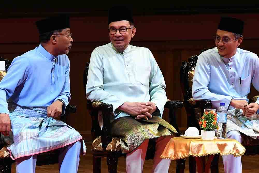 Anwar (tengah) bersama Zambry (kiri) dan Mohamad Abdul Hamid ketika hadir pada Persidangan Antarabangsa Zakat Pulau Pinang di USM pada Jumaat. - Foto Bernama