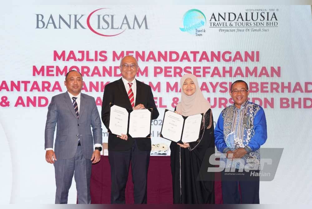 Ida Riswana (dua dari kanan) bersama Zamree (dua dari kiri) bertukar memorandum persefahaman disaksikan Mizan (kiri) pada majlis Menandatangani Memorandum Persefahaman Antara Bank Islam Malaysia Berhad dan Andalusia Travel & Tours Sdn Bhd pada Jumaat. Foto Sinar Harian ROSLI TALIB