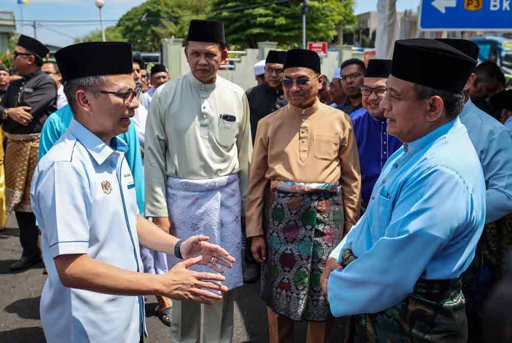 Fahmi (kiri) berbual dengan Datuk Bandar Majlis Bandaraya Seberang Perai (MBSP), Datuk Azhar Arshad (kanan) ketika menghadiri Majlis Perasmian Masjid Jamek Tengah Berapit dan Kenduri Rakyat yang disempurnakan oleh Perdana Menteri Datuk Seri Anwar Ibrahim pada Jumaat. Foto Bernama