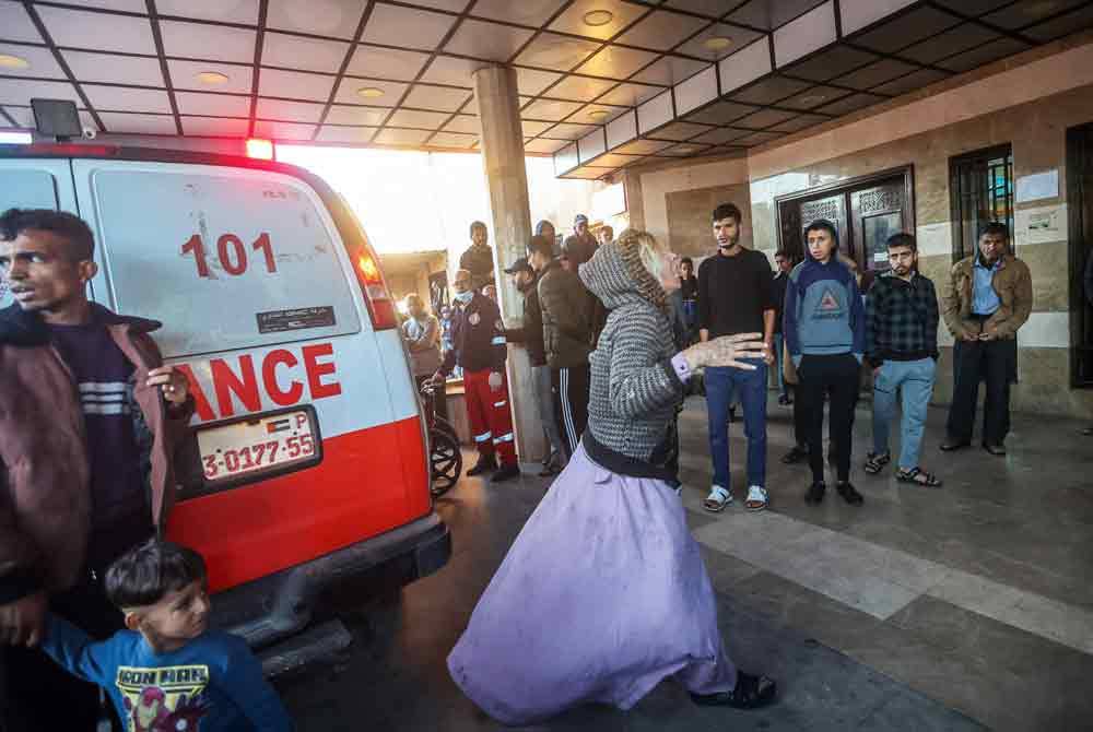 Pentadbiran Hospital Nasser di Khan Yunis menggesa semua institusi antarabangsa segera campur tangan untuk menyelamatkan mereka yang berada di kompleks perubatan berkenaan. Foto AFP