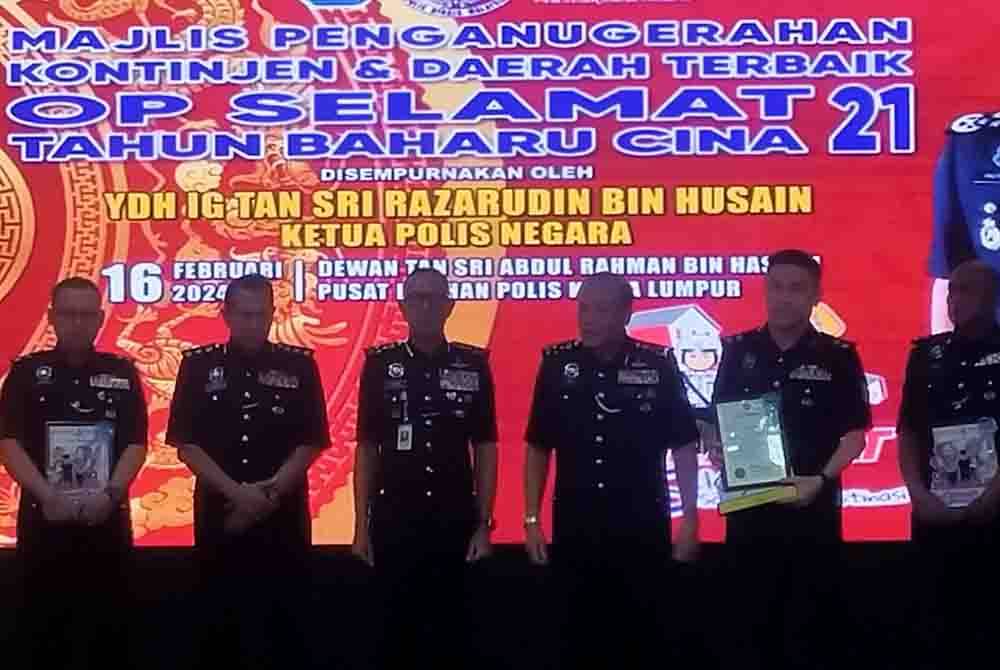 Mohd Azman (tiga dari kiri) bersama pemenang anugerah sempena majlis penganugerahan kontinjen dan daerah terbaik Op Selamat Tahun Baharu Cina 21 di Pulapol pada Jumaat. - FOTO SINAR HARIAN/ HISYAMUDDIN AYUB