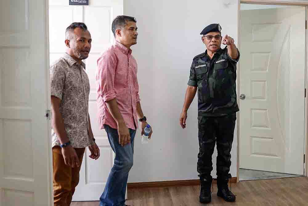 Saifuddin Nasution Ismail (kanan) melihat keadaan kawasan perumahan kuarters Pasukan Gerakan Am (PGA) ketika lawatan kerja Menteri ke Briged Tengah PGA Cheras pada Jumaat. Foto: Bernama