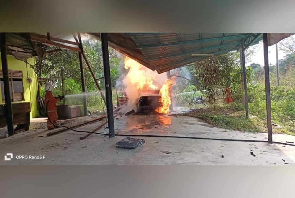 Kereta yang disyaki membawa muatan petrol terbakar dalam dalam kejadian di Tanah Merah pada Jumaat. Foto Ihsan JBPM Kelantan