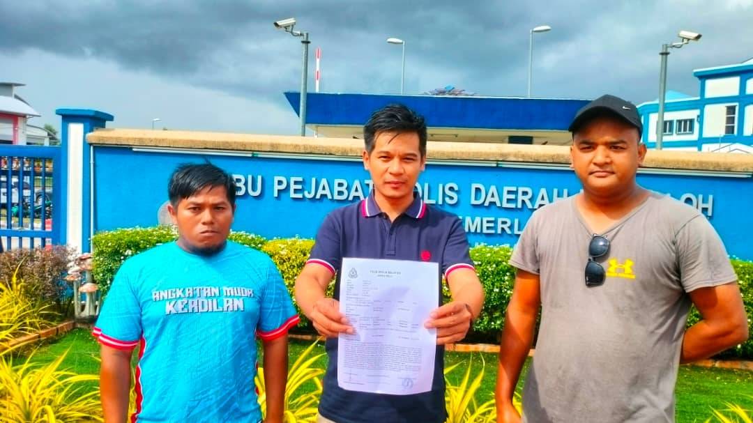 Shahril (tengah), Kamarul (kiri) dan Zulkarnain menunjukkan laporan polis yang dibuat oleh AMK Cabang Temerloh di IPD Temerloh pada Jumaat. 