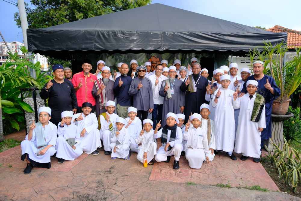 
Barisan selebriti bersama sebahagian anak-anak yang bernaung di bawah madrasah Al-Muqwa.