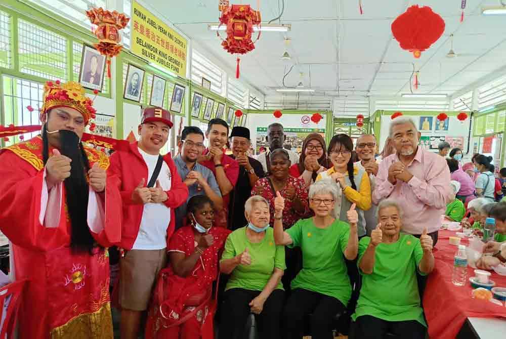 Siew Ki (berdiri dua dari kanan) dan ahli Pemadam bergambar bersama warga emas pada Majlis Sambutan Tahun Baharu Cina di Pusat Jagaan Selangor King George V Silver Jubilee Fund, Loke Yew pada Jumaat.