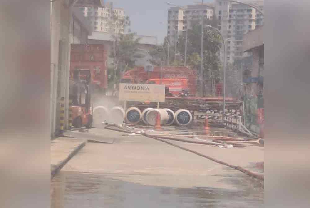 Keadaan di lokasi kebocoran ammonia di sebuah kilang dekat Kawasan Perindustrian Bukit Raja, Seksyen 7, di Shah Alam pada Jumaat.