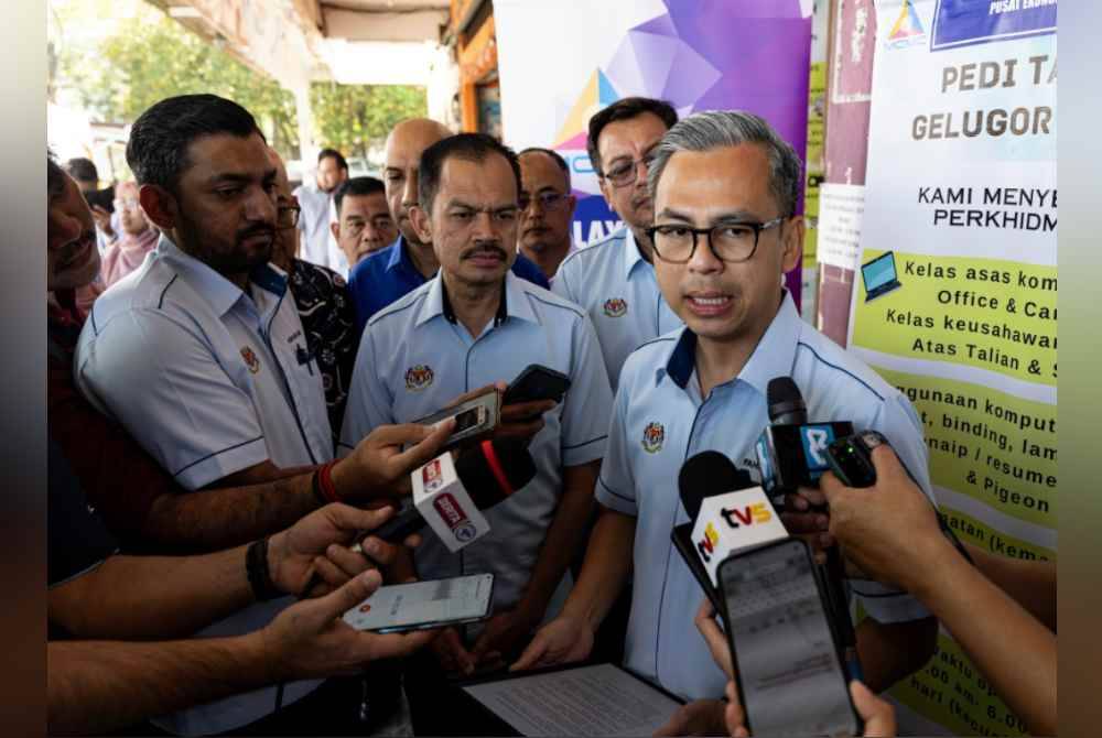 Fahmi menjawab pertanyaan media selepas meninjau PEDi sempena lawatan kerja beliau ke Pulau Pinang di PEDi Taman Gelugor Indah pada Jumaat. Foto Bernama