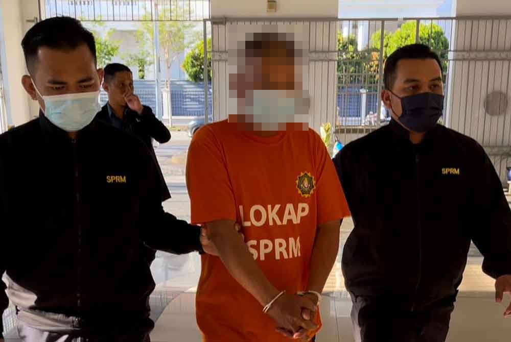 Suspek yang merupakan pengarah syarikat ditahan SPRM kerana memberi wang suapan RM13,000 bagi mendapatkan kontrak kerajaan.