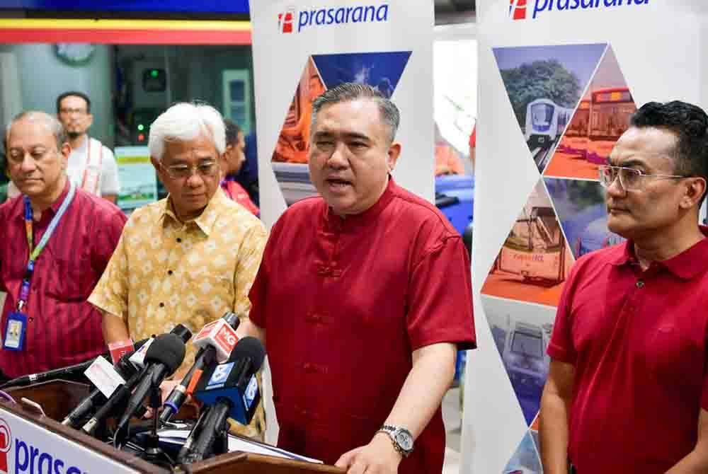 Anthony (dua dari kanan) ketika sidang media pembukaan semula laluan Transit Aliran Ringan (LRT) antara Stesen Masjid Jamek dan Bandaraya di Stesen LRT Bandaraya pada Sabtu.Foto Bernama