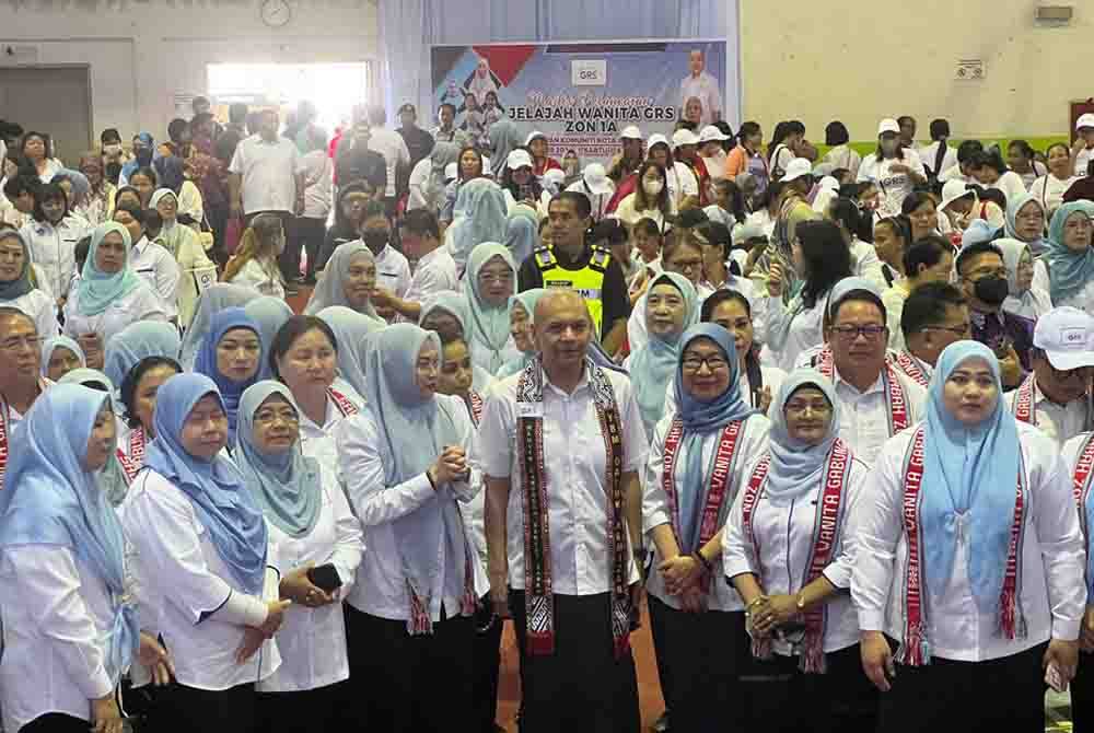 Armizan (tengah) bersama Wanita GRS pada Majlis Pelancaran Jelajah Wanita GRS Zon 1A, di Dewan Komuniti Kota Marudu di sini pada Sabtu.