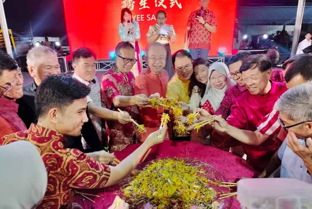 Ka Siong (tengah) pada Majlis Rumah Terbuka Tahun Baru Cina Parlimen Ayer Hitam dan Dewan Undangan Negeri (DUN) Yong Peng di bangunan MCA Yong Peng pada malam Jumaat.