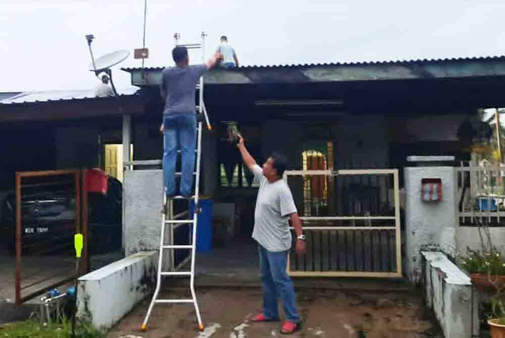 Kontraktor melaksanakan kerja-kerja baik pulih salah sebuah rumah penduduk terjejas di Taman Bakti, Sungai Manggis, Banting.