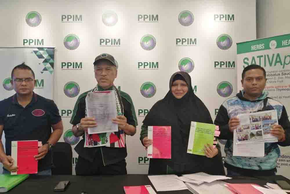 Sidang akhbar penduduk bersama PPIM bagi membantah pembinaan kuil dalam kawasan perumahan majoriti Islam di Taman Koperasi Cuepacs, Kajang pada Sabtu.