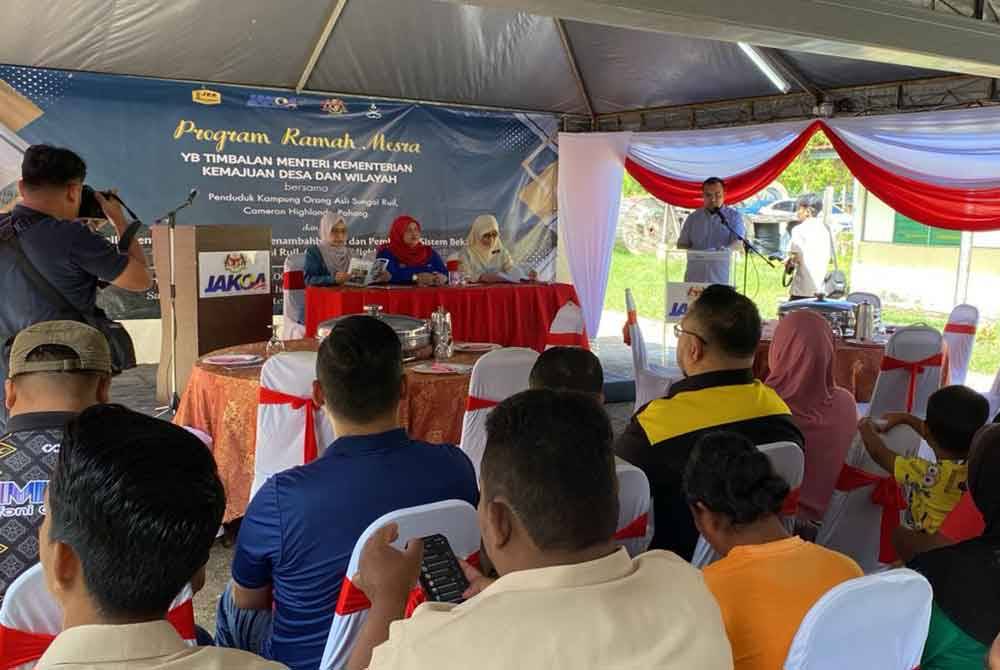 Rubiah (depan,tengah) hadir pada program ramah mesra bersama penduduk Kampung Orang Asli Sungai Ruil pada Sabtu.