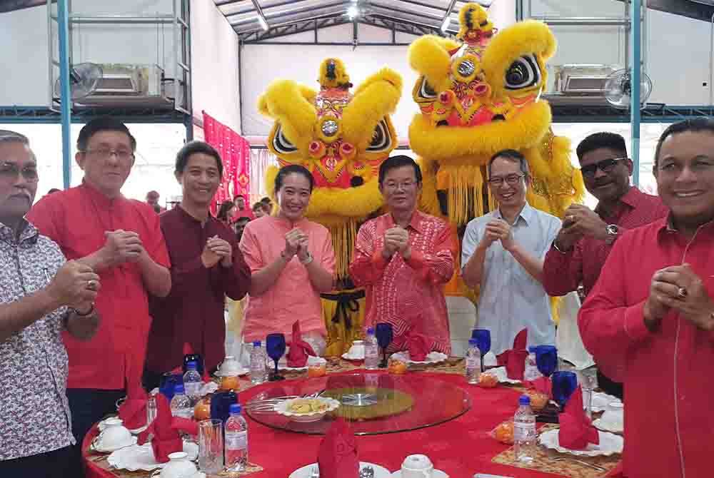 Kon Yeow (lima dari kiri) bergambar bersama tetamu jemputan ketika menghadiri Majlis Rumah Terbuka Tahun Baharu Cina Parlimen Batu Kawan pada Sabtu.