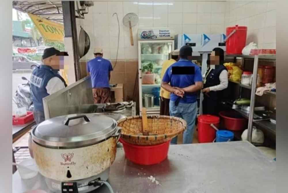 Anggota penguat kuasa JKNS memeriksa salah sebuah premis makanan di sekitar Selangor pada Khamis.