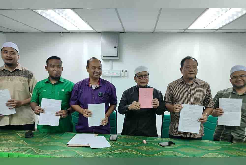 Rosli (tiga dari kanan) bersama sebahagian pimpinan Pas Pahang pada sidang akhbar di sini pada Sabtu.