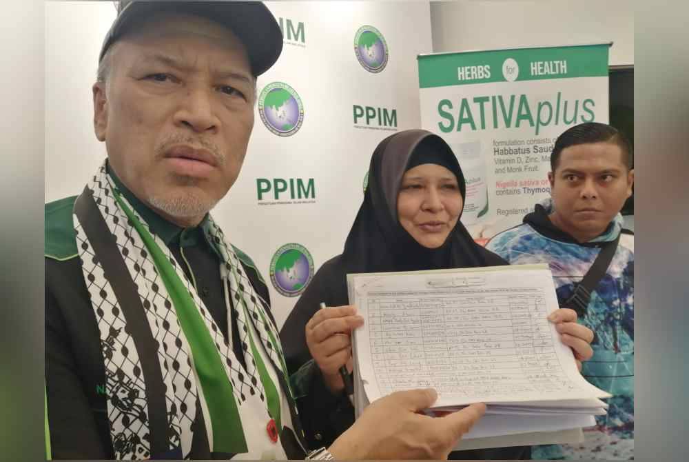 Nadzim (kiri) pada sidang akhbar berhubung penubuhan task force kuil haram di pejabat PPIM pada Sabtu.