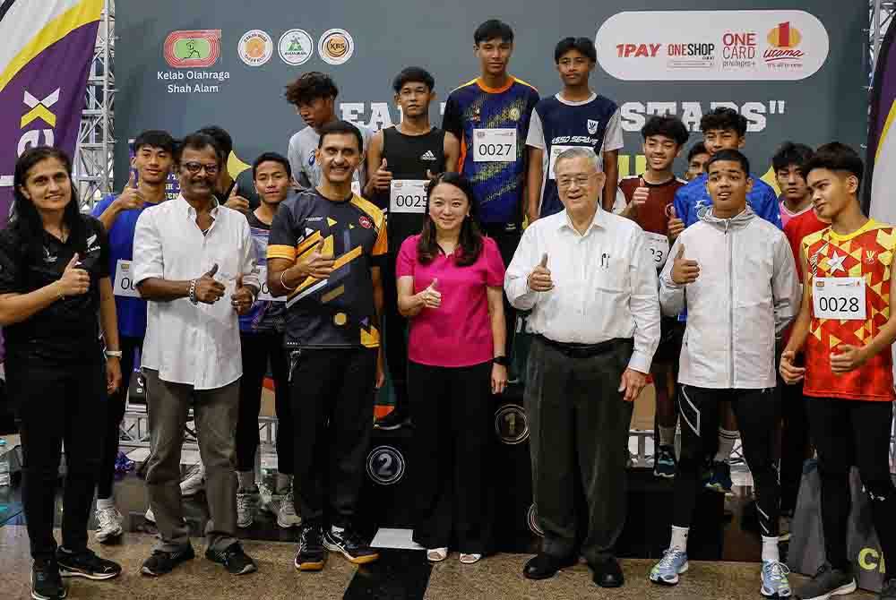 Hannah Yeoh (tengah) bergambar bersama para peserta pada Kejohanan Lompat Tinggi &#039;Leap to the Stars&#039; 2024 di One Utama hari ini. Foto Bernama