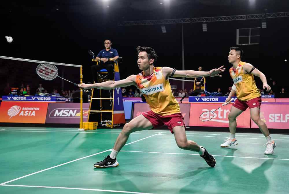 Aaron Chia (kanan) dan Wooi Yik (kiri) ketika beraksi menentang beregu Jepun, Akira Koga-Taichi Saito pada perlawanan separuh akhir Kejohanan Badminton Berpasukan Asia (BATC) 2024 di Pusat Konvensyen Setia City hari ini. Foto Bernama