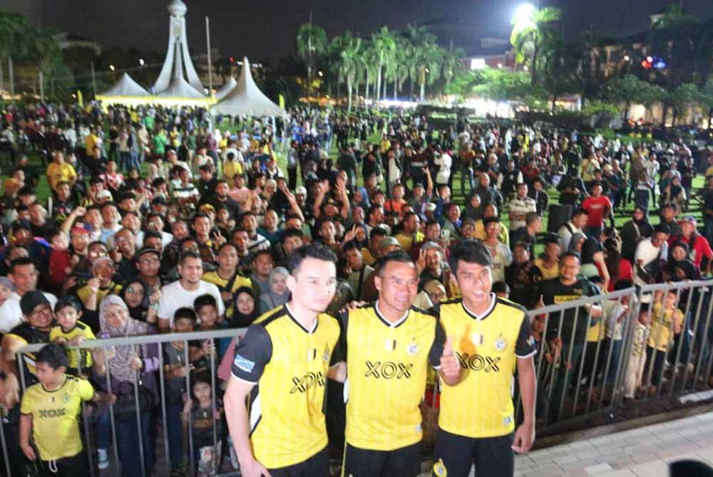 Adilet (kiri) diperkenalkan bersama-sama Wan Zack (tengah) dan Firdaus di hadapan ribuan peminat yang hadir sempena Majlis Pelancaran Jersi Home Perak FC Musim 2024-2025 pada malam Sabtu.