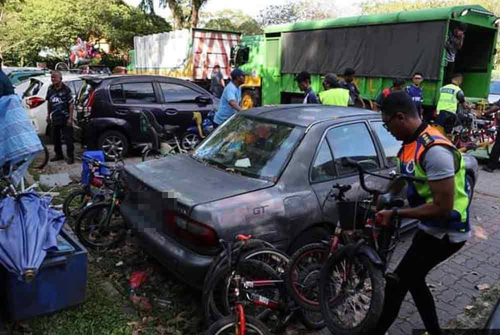 DBKL menyita barangan perniagaan di Taman Tasik Titiwangsa pada Sabtu kerana menghalang laluan di kawasan awam. Foto DBKL