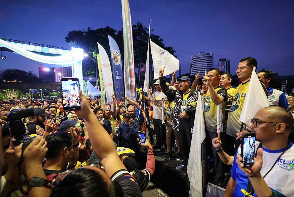 Wan Rosdy (tiga dari kanan) melepaskan peserta Larian Tok Gajah Kuala Lumpur 2024 di Dataran DBKL pada Ahad. Foto Bernama