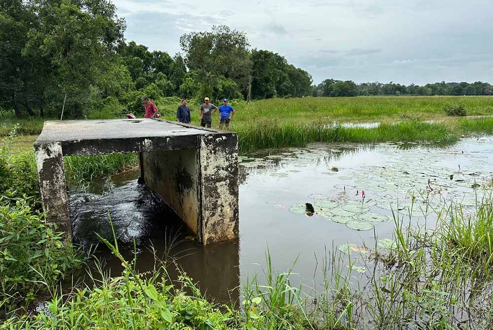 KADA turut berbincang dengan petani dan berkongsi pandangan untuk menyelesaikan masalah yang mungkin dihadapi mereka pada musim panas serta kemarau.