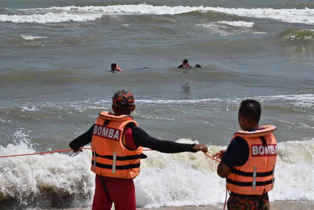 SSeramai 13 anggota termasuk Pasukan Penyelamat Di Air (PPDA) BBP Kuala Terengganu mencari mangsa dikhuatiri lemas di Pantai Batu Buruk pada Ahad.