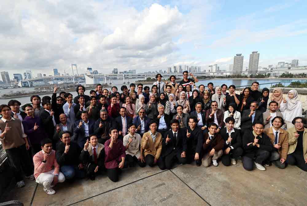 Ahmad Zahid bergambar bersama tetamu dan para pelajar Malaysia di Jepun pada Majlis Makan Tengah Hari Timbalan Perdana Menteri Bersama Pelajar-Pelajar Malaysia di Jepun, di sini hari ini. Foto Bernama