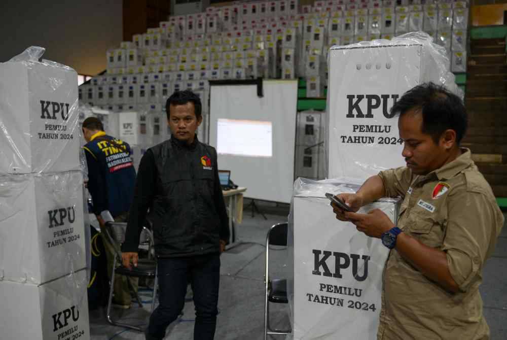 Lebih 800,000 pusat mengundi dibuka di seluruh negara dengan 5.74 juta pegawai ditugaskan, sama ada di dalam negeri atau di luar negara. Foto AFP