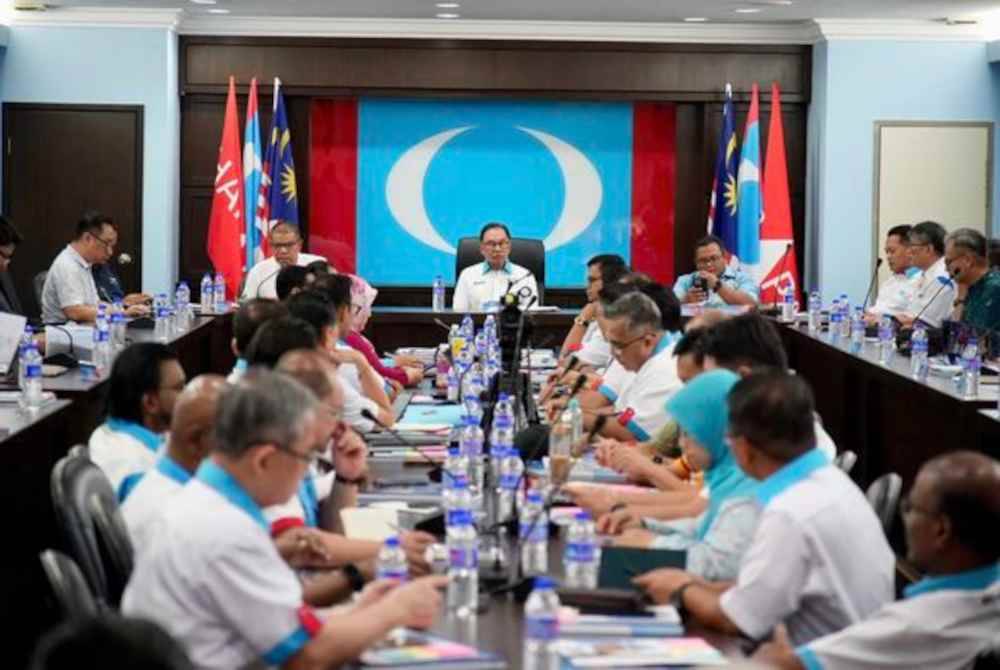 Anwar mempengerusikan Mesyuarat Biro Politik dan Majlis Pimpinan Pusat PKR pada Ahad. Foto Facebook Saifuddin Nasution Ismail