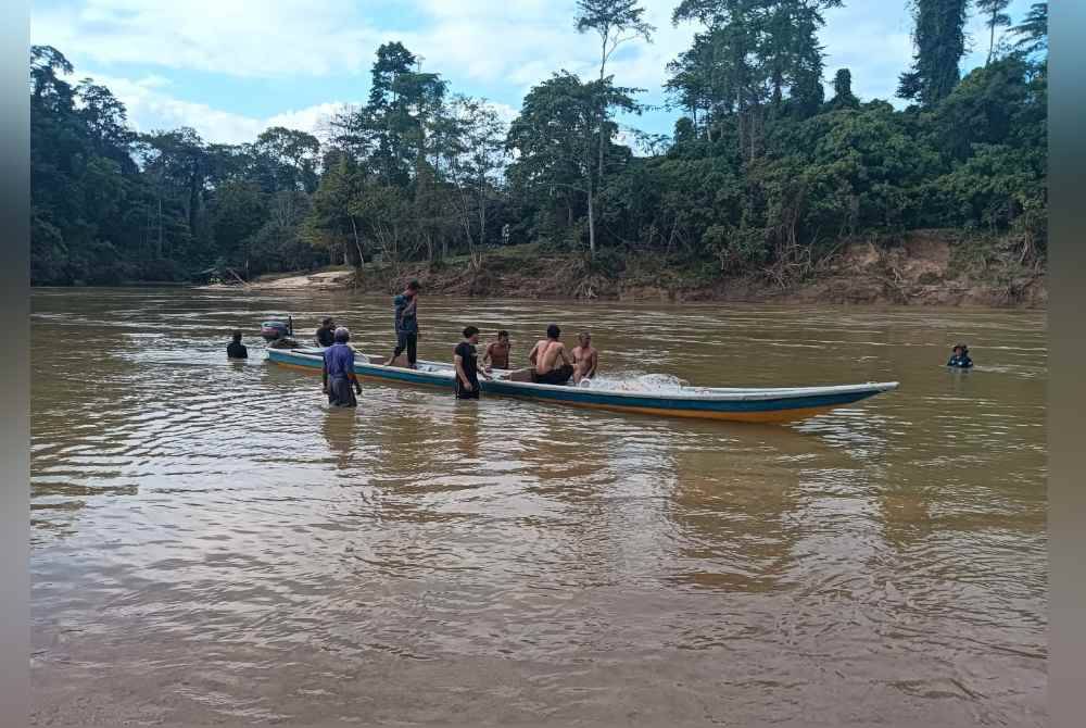 Operasi SAR mangsa dijalankan pasukan penyelamat dengan bantuan penduduk kampung sebelum ditangguhkan pada petang Ahad ekoran cuaca gelap.